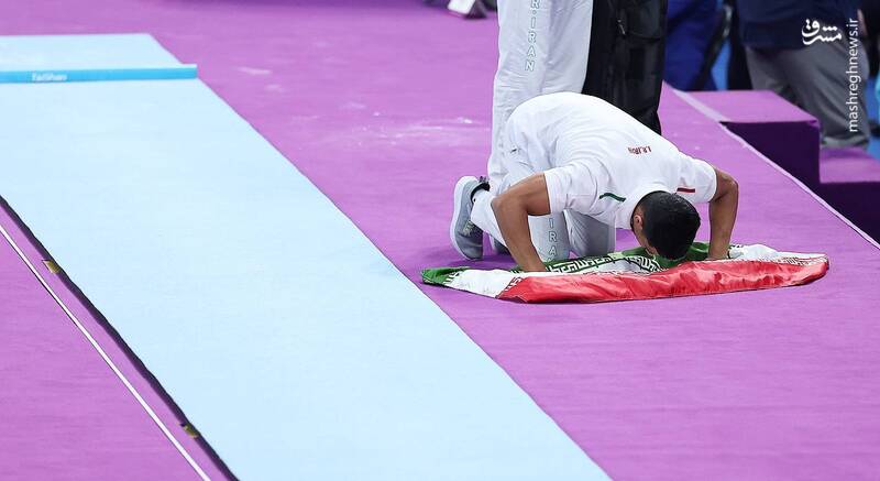 عکس/ سجده شکر مهدی الفتی بر پرچم ایران پس از کسب مدال تاریخی