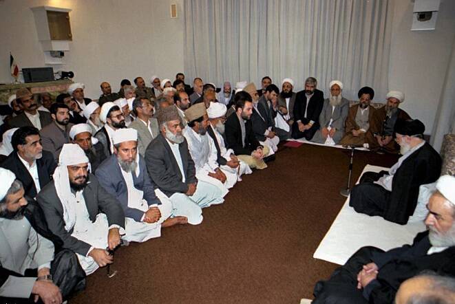 تبعید پربرکتی که مایه «وحدت» شد؛ رهبر انقلاب برای رساندن کدام بانوی ایرانشهری به بیمارستان داوطلب شدند؟ + عکس و فیلم 15