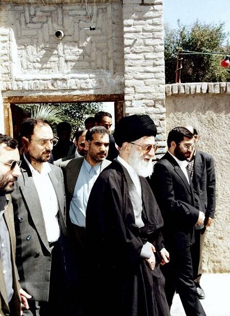 تبعید پربرکتی که مایه «وحدت» شد؛ رهبر انقلاب برای رساندن کدام بانوی ایرانشهری به بیمارستان داوطلب شدند؟ + عکس و فیلم 17