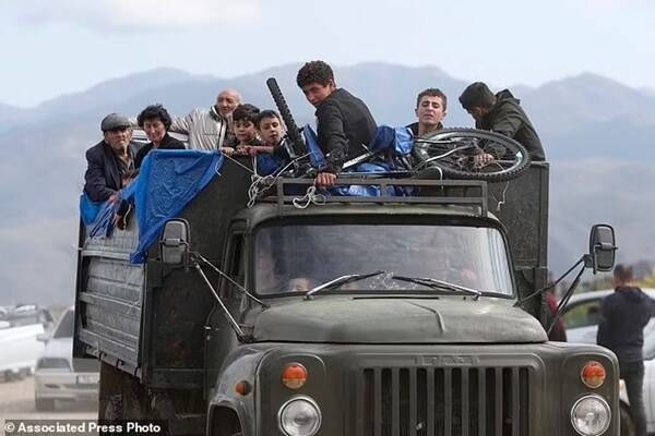 چالشهای تحولات قرهباغ برای ارمنستان؛ از سیل مهاجران و معترضان تا تنشها با روسیه