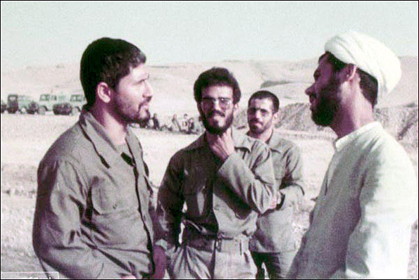 نگاهی به فضای حوزه های علمیه در دوران مبارزات و دفاع مقدس/ نقش طلاب در حفظ روحیه رزمندگان در جبههها/ اولین تجربه نظامی استاد عابدی در جنگ چه بود؟