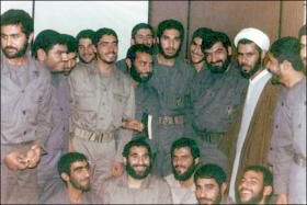 نگاهی به فضای حوزه های علمیه در دوران مبارزات و دفاع مقدس/ نقش طلاب در حفظ روحیه رزمندگان در جبههها/ اولین تجربه نظامی استاد عابدی در جنگ چه بود؟