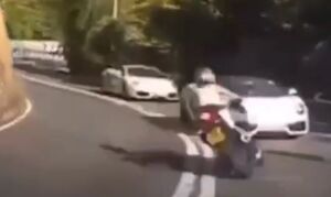فیلم/ تصادف مرگبار موتورسوار در پیج خطرناک با خودرو