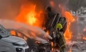 فیلم/ آتش گرفتن خودروها در پی حمله موشکی مقاومت