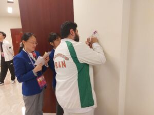 عکس / امضا گرفتن کادر مسابقات از نابغه شطرنج ایران