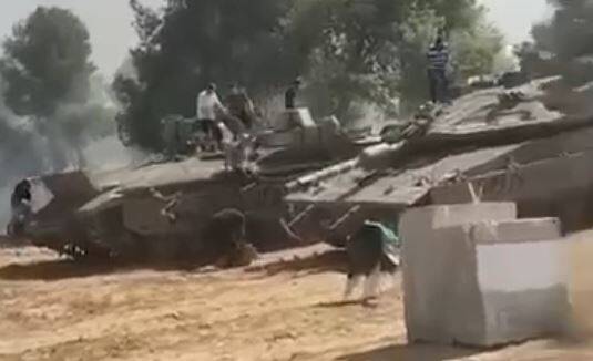 عملیات طوفان الاقصی در سرزمینهای اشغالی ادامه دارد/ شکست تاریخی رژیم صهیونیستی /اسارت تعدادی بالایی از نظامیان به دست رزمندگان مقاومت/ نتانیاهو: روزهای سختی در پیش داریم/ تایید هلاکت ۳۰۰ صهیونیست تا این لحظه/ آمار تلفات صهیونیست ها از تلفات جنگ ۳۳ روزه فراتر رفت + عکس و فیلم