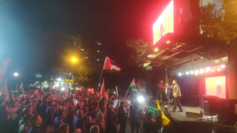جشن در میانه طوفان | تجمع مردم تهران پس از حملات مقاومت به رژیم صهیونیستی | شعارهای حاضران؛ از الموت اسرائیل تا لبیک  یا اقصی