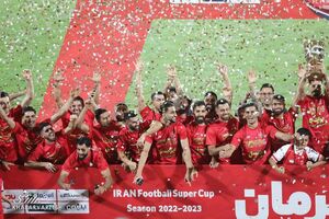 کاپیتان پرسپولیس جام را از اسطوره گرفت / هواداران برای جشن نماندند + عکس