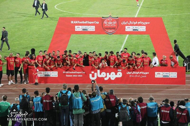 تصاویر| اتفاق عجیب در جشن قهرمانی پرسپولیس!/ کاپیتان جام را از اسطوره گرفت!