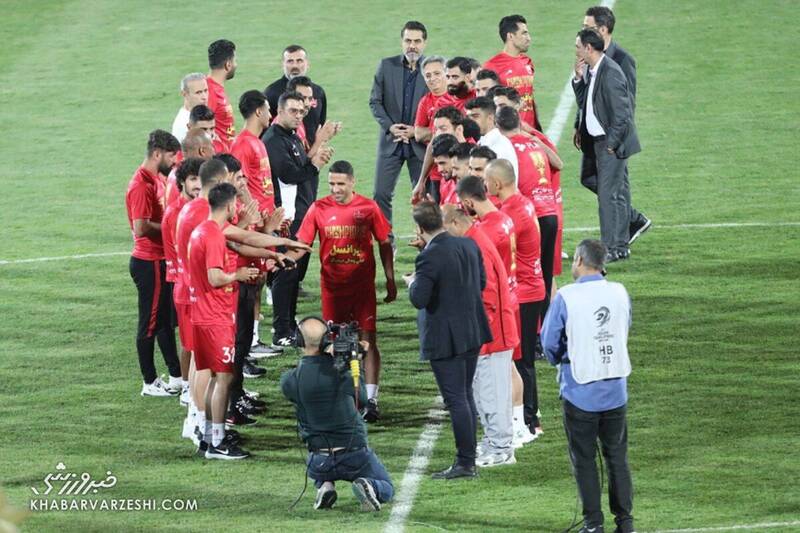 کاپیتان پرسپولیس جام را از اسطوره گرفت / هواداران برای جشن نماندند + عکس 3