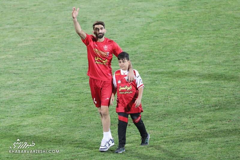 کاپیتان پرسپولیس جام را از اسطوره گرفت / هواداران برای جشن نماندند + عکس 4