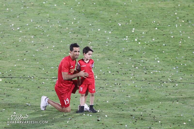 تصاویر| اتفاق عجیب در جشن قهرمانی پرسپولیس!/ کاپیتان جام را از اسطوره گرفت!