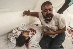 مویه یک مرد فلسطینی در کنار جسد برادرزاده‌اش
