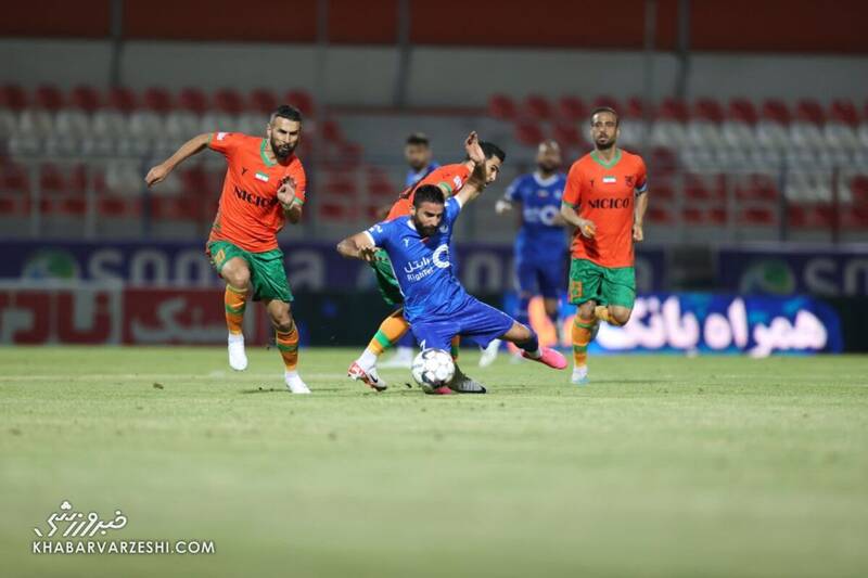 لیگ را تعطیل کنید و همه جامها را به پرسپولیس بدهید/ من بهجای فدراسیون از مردم سیرجان معذرت میخواهم/ توپ گلگهر نیممتر از خط رد شد/ مریخیها هم گل را دیدند