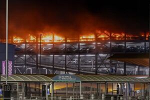  وقوع آتش‌سوزی گسترده در فرودگاه لاتون انگلیس+ فیلم