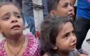 کودکان بی‌پناه فلسطینی پس از بمباران نوار غزه