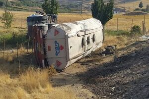 واژگونی تانکر حامل سوخت گازوئیل در محور اصفهان - اردستان