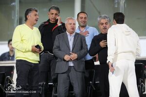 علی پروین روی تخت بیمارستان