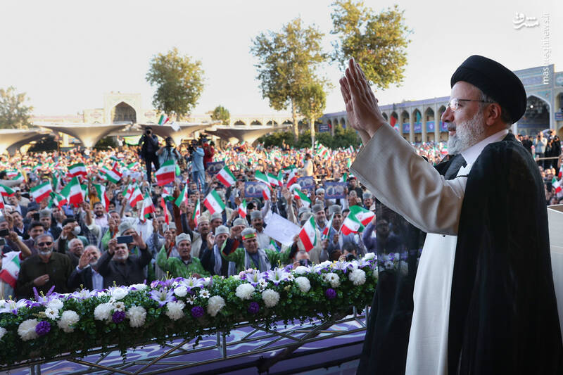 عکس/ حضور رئیسی در اجتماع پرشور مردم شیراز