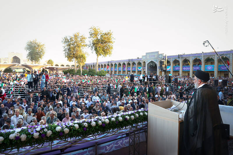عکس/ حضور رئیسی در اجتماع پرشور مردم شیراز