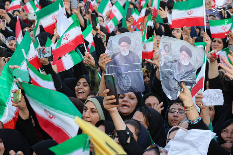 عکس/ حضور رئیسی در اجتماع پرشور مردم شیراز