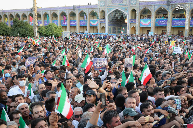 عکس/ حضور رئیسی در اجتماع پرشور مردم شیراز