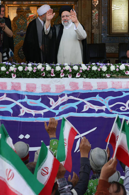 عکس/ حضور رئیسی در اجتماع پرشور مردم شیراز