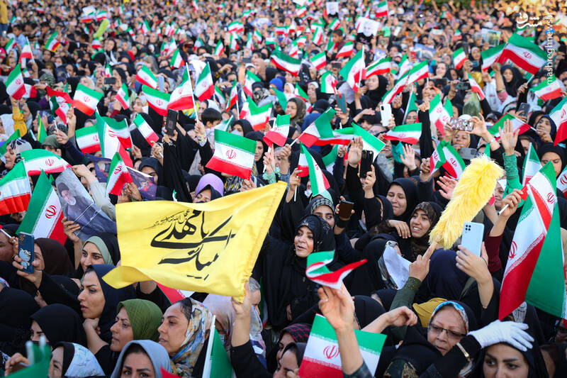 عکس/ حضور رئیسی در اجتماع پرشور مردم شیراز