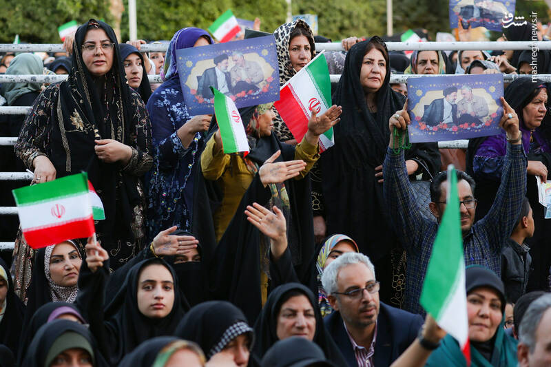 عکس/ حضور رئیسی در اجتماع پرشور مردم شیراز