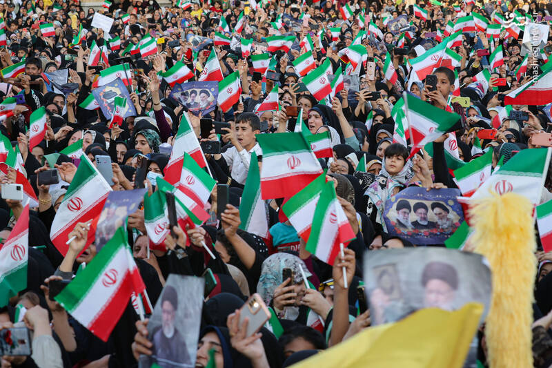 عکس/ حضور رئیسی در اجتماع پرشور مردم شیراز