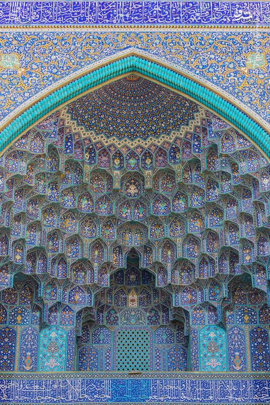 تصویری زیبا از مقرنس های باشکوه درب اصلی مسجد امام اصفهان 2
