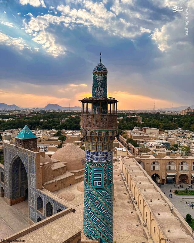 نمایی جالب از گلدسته مسجد امام اصفهان