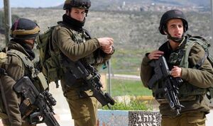 پناه گرفتن سربازان اسرائیلی هنگام به صدا درآمدن آژیر خطر