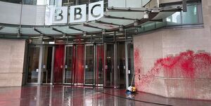 رنگ قرمز خون روی دیوارها و در اصلی دفتر بی‌بی‌سی