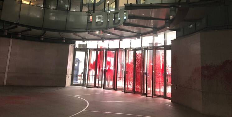 رنگ قرمز خون روی در و دیوارهای دفتر بیبیسی +فیلم