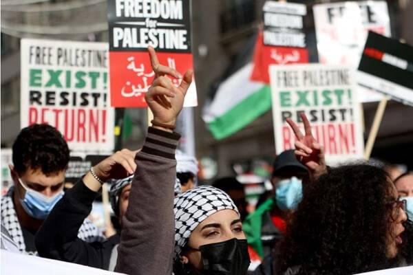 رنگ قرمز خون روی در و دیوارهای دفتر بیبیسی +فیلم