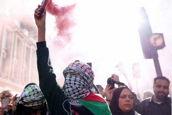 رنگ قرمز خون روی در و دیوارهای دفتر بیبیسی +فیلم