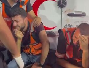 گریه امدادگران غزه پس از شهادت همکارانشان