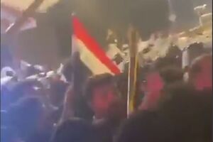 تجمع عراقی‌های خشمگین مقابل سفارت آمریکا