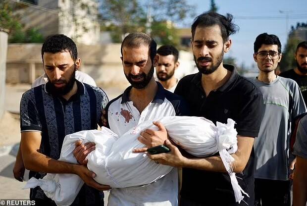 سوگواری جانکاه پدر برای دختر سه ساله فلسطین+عکس