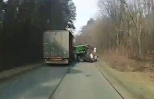 فیلم/ واژگونی مرگبار تراکتور در سبقت کامیون