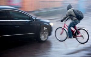 فیلم/  برخورد دوچرخه سوار با خودرو سواری حین گردش به راست