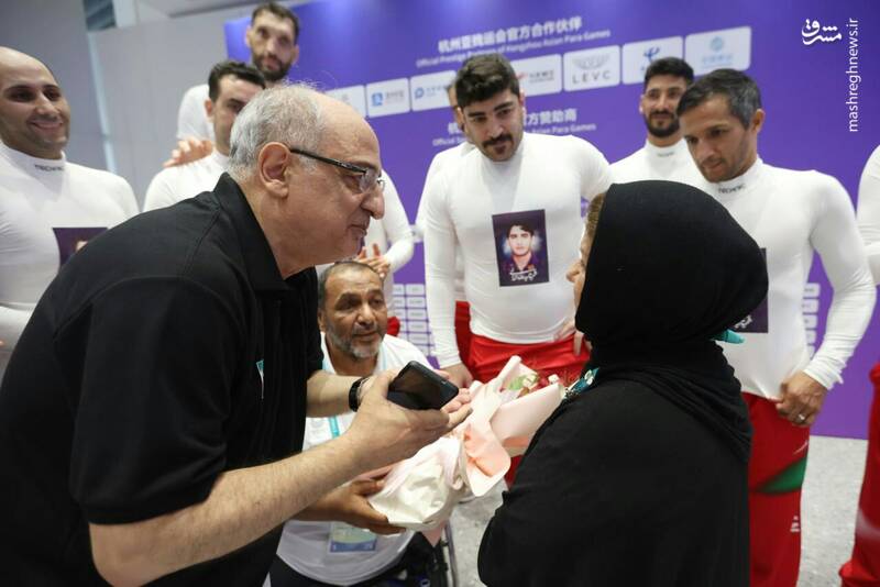 ادای احترام ملیپوشان والیبال نشسته به مادر شهید الداغی +عکس