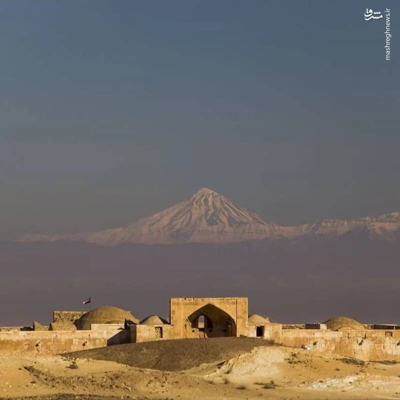 نمایی زیبا از قله دماوند از کاروانسرای قصر بهرام 
