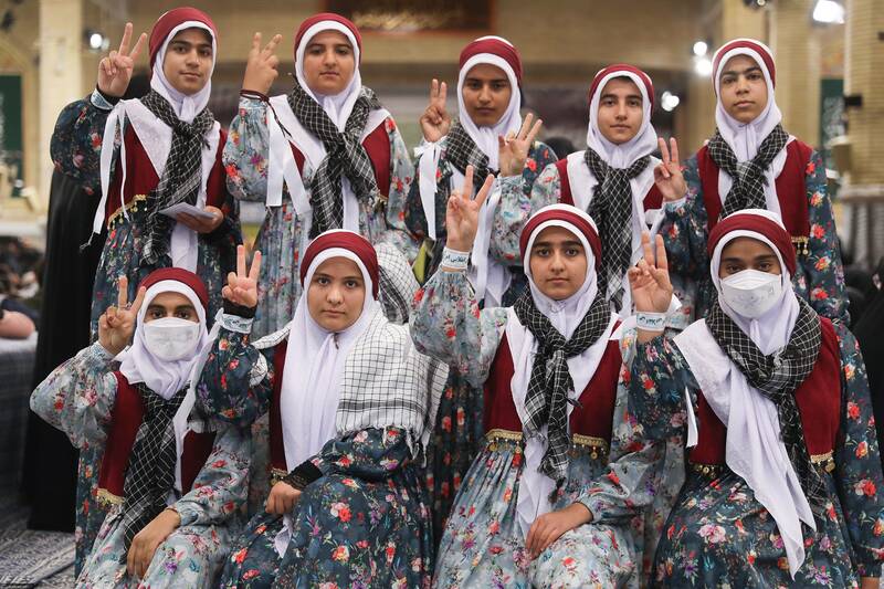 دختری که پس از دیدار با رهبر، دست پر به روستایش برمیگردد