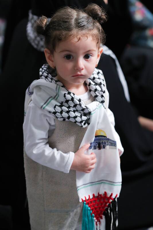 دختری که پس از دیدار با رهبر، دست پر به روستایش برمیگردد