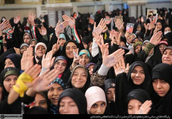 دختری که پس از دیدار با رهبر، دست پر به روستایش برمیگردد