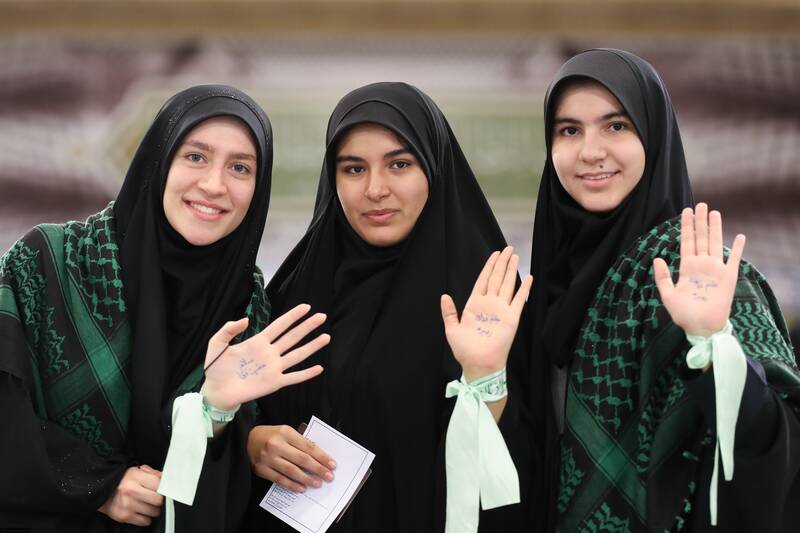 دختری که پس از دیدار با رهبر، دست پر به روستایش برمیگردد