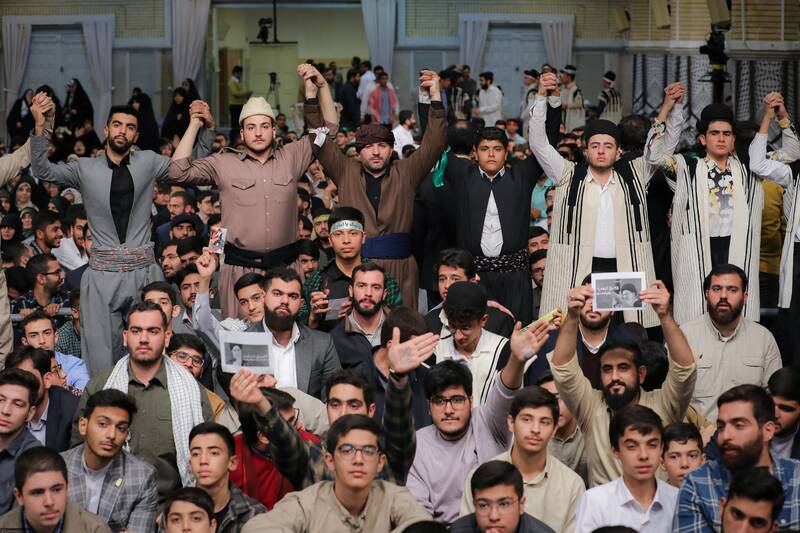 دختری که پس از دیدار با رهبر، دست پر به روستایش برمیگردد