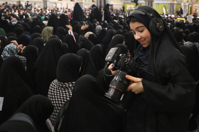 دختری که پس از دیدار با رهبر، دست پر به روستایش برمیگردد